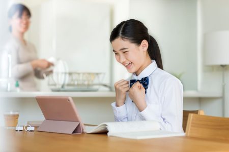 1_pixta_50265341_L　中学生　女の子　勉強　自宅　タブレット　リビング-(1)